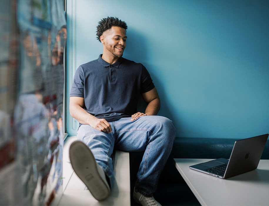 Man sitting in floor with laptop
